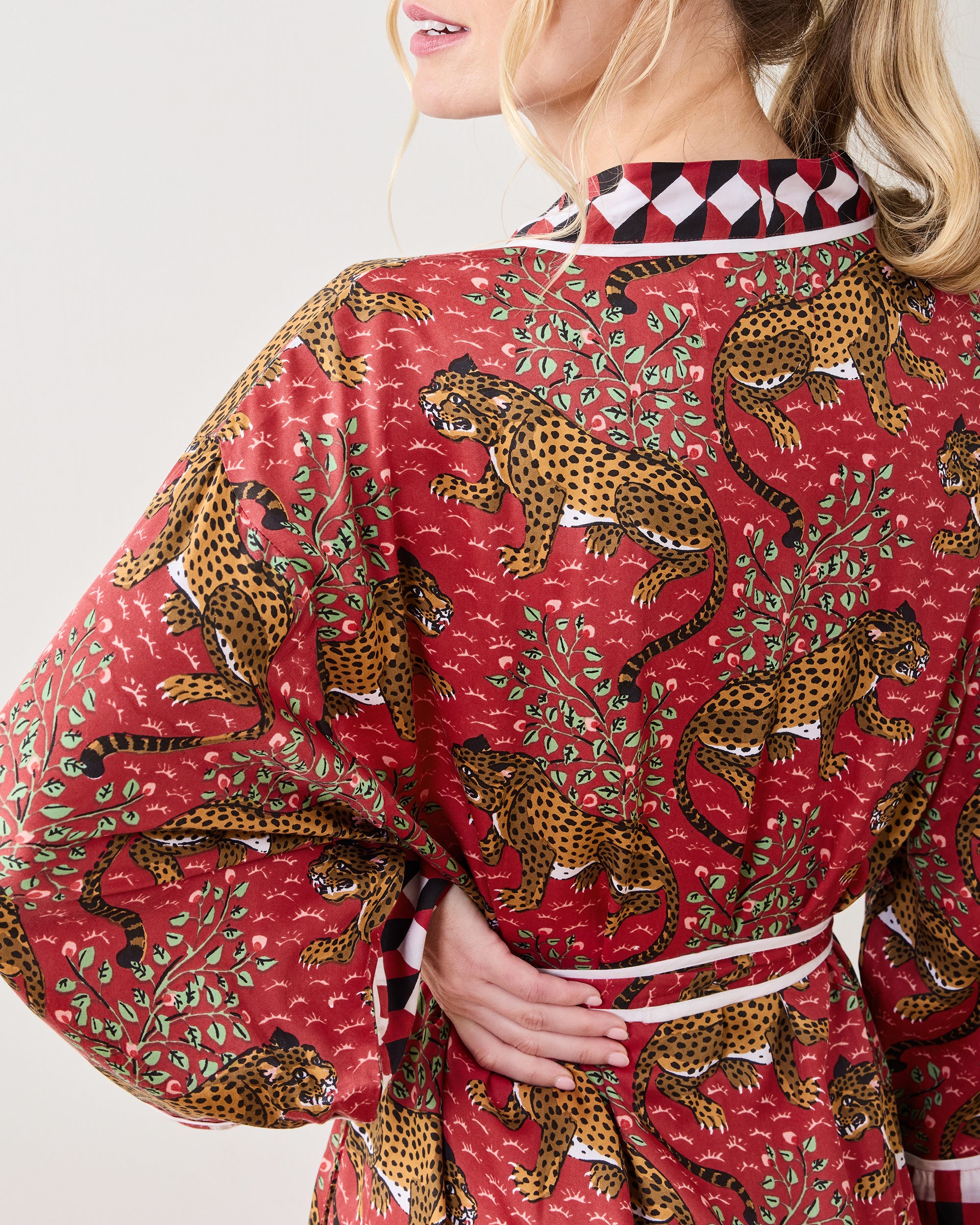 For dear D 高級エコファー リレット 豹柄 Bagheera - Eco Satin Robe - Scarlet – Printfresh