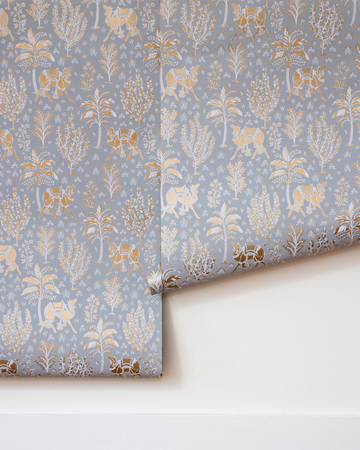 Camel's Courtyard - Wallpaper Double Roll - Pale Gray/Gold - Printfresh